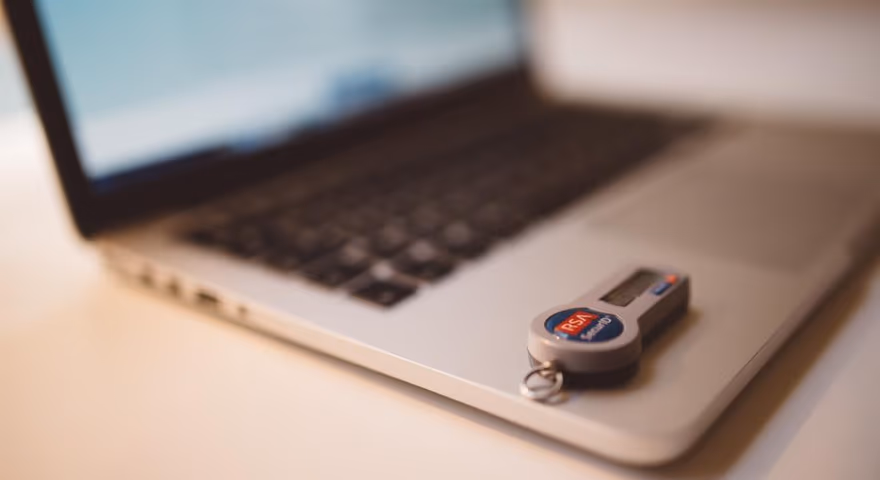 Laptop și un lacăt — securitate online