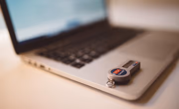 Laptop și un lacăt — securitate online