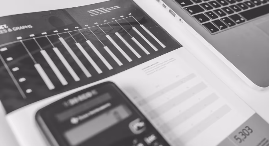 Documente financiare și un calculator pe birou